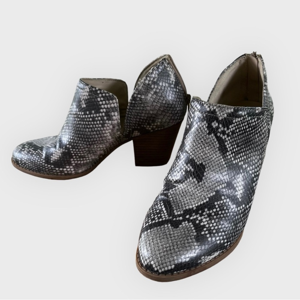 Carlos Santana Snake Skin Carmin Ankle Booties Women’s 10 Stacked Heel
